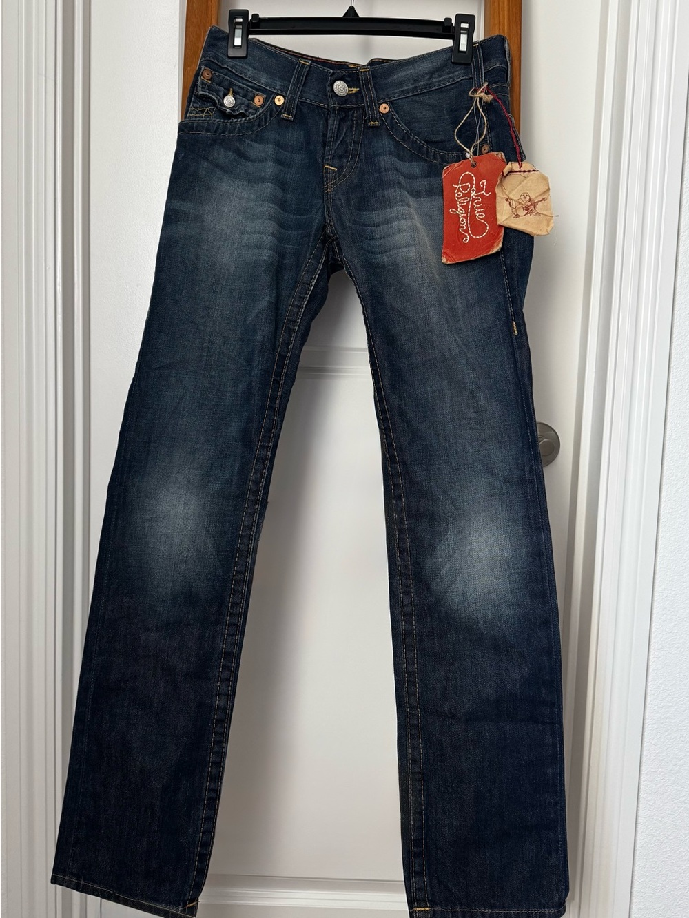 NWT. True Religion Women’s Dark Wash Straight Leg Jeans. Size 28. 31”inseam.